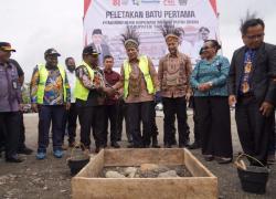 Menkop Gelar Peletakan Batu Pertama Pembangunan KDKMP Dekai di Yahukimo