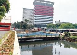 Pembangunan Jembatan Gembok Cinta Tuai Kritik Perbaiki Dulu Trotoar Rusak Dan JPO Keropos