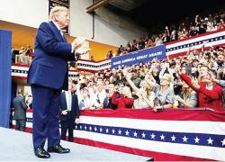 Pemilih Independen & Warga Latin Mulai Berpaling Popularitas Melorot, Trump Tetap Pede Dicintai Rakyat