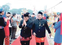 Peringati HUT Jakarta Ke-499 Di Monas Pram & Rano Kompak Pakai Baju Adat Betawi