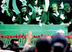 Peti Jenazah Khamenei Diperlihatkan Warga Iran Menangis, Mencium Dan Bersujud