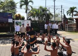 Prabowo Cek Perkembangan Sekolah Rakyat di Bali, Disambut Tari Kecak Siswa