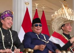 Prabowo Diapit Jokowi Dan Gibran, Tertawa Bersama Di Upacara HUT RI