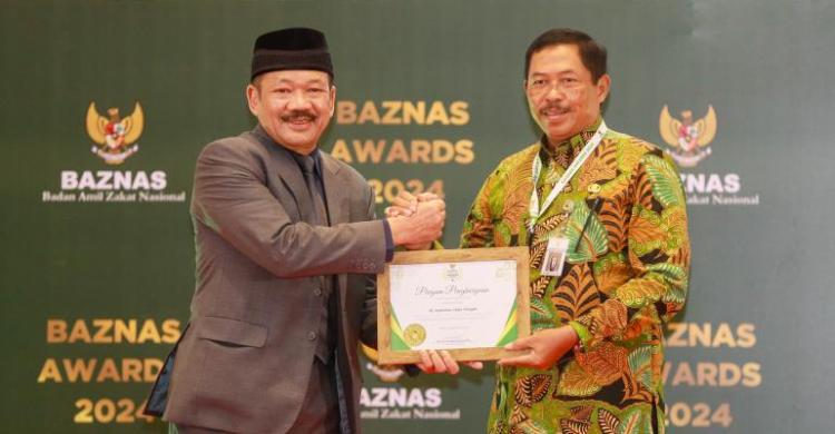 Pj Gubernur Jateng Nana Sudjana (kanan) saat menerima penghargaan dari Baznas yang diserahkan langsung Ketua Baznas RI, Noor Achmad di Hotel Bidakara, Jakarta, Kamis (29/2/2024). (Foto: Pemprov Jateng)