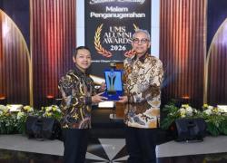 Raih Public Leadership Award, Wamen Fajar Ajak Alumni Untuk Mengabdi