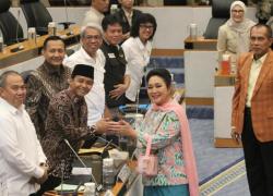 Raker Komisi IV Dengan Kementerian Kehutanan Mbak Titiek Soroti Kejanggalan Tanda Tangan Basah Menhut