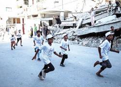 Semangat Ikut Lomba Lari Di Tengah Reruntuhan Meski Nyeker, Anak-anak Gaza Happy Dapat Medali