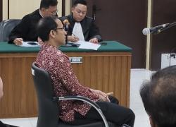 Sidang Banding, Nadiem Banyak Merem dan Mainkan Jari