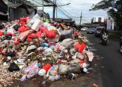 TPST Bantargebang Penuh, Sampah Menggunung di Sejumlah Titik Jakarta