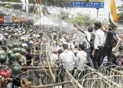 Tuntut Reformasi Sistem Ujian Seleksi Kerja Di India Pendemo Vs Polisi Saling
 Lempar Batu Dan Adu Jotos