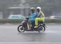 Warga Gembira Meski Masih Terasa Gerah Hujan Mulai Guyur Bekasi dan Tangsel