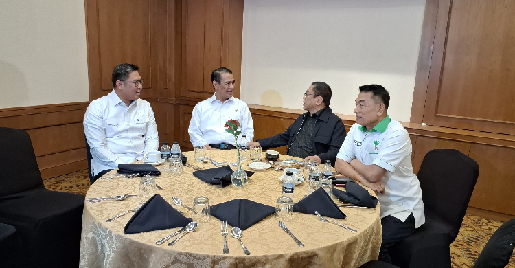 Kokrak qafasidagi jinsiy qiynoqlar Porno otasi yosh qizining bokiraligini koz yoshlari bilan oladi