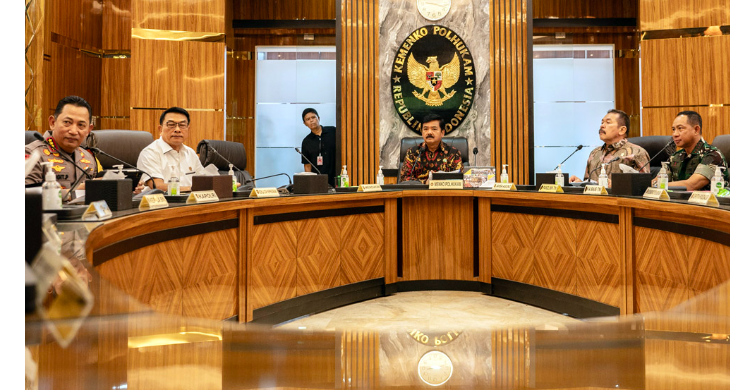 Menko Polhukam Hadi Tjahjanto (tengah) memimpin rapat koordinasi bersama Kepala Staf Kepresidenan Moeldoko (kedua kiri), Panglima TNI Jenderal Agus Subiyanto (kanan), Kapolri Jenderal Listyo Sigit Prabowo (kiri) dan Jaksa Agung ST Burhanuddin, di Jakarta, Jumat (15/3/2024). (Foto: Antara Foto/Bayu Pratama S/Spt)