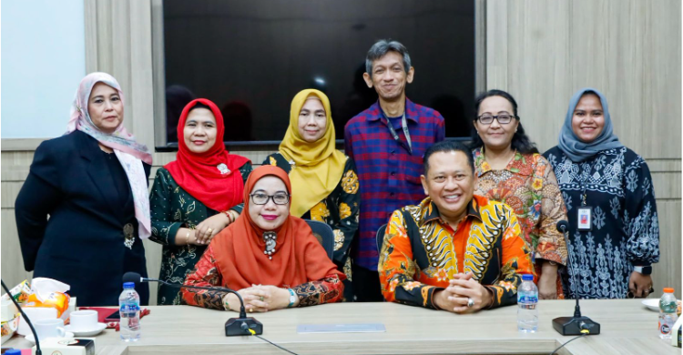 Ketua MPR Bambang Soesatyo (kanan depan), dalam silaturahmi bersama Dekan, Wakil Dekan, dan para dosen serta staf pengajar Fakutas Hukum Universitas Trisakti, di Kampus Universitas Trisakti, Jakarta, Jumat (8/3). (Foto: Istimewa)