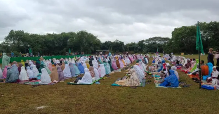 Pelaksanaan Salat Idul Fitri di lapangan. (Foto: Dok. Muhammadiyah)