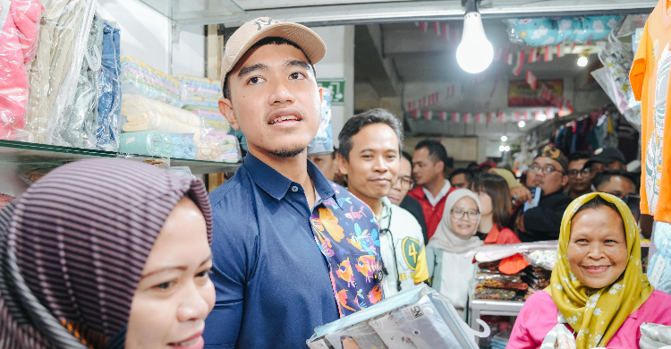 Blusukan Ke Pasar Panorama Lembang, Kaesang Belanja Perlengkapan Anaknya