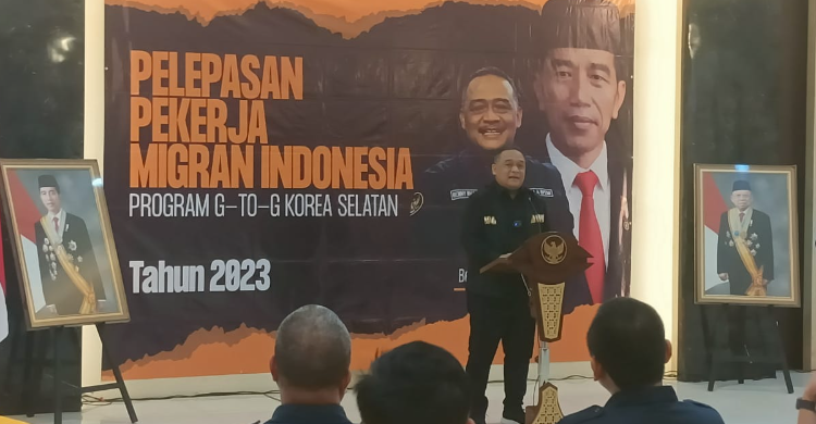 Kepala Badan Perlindungan Pekerja Migran Indonesia BP2MI, Benny Rhamdani saat memberikan sambutan motivasi kepada puluhan PMI yang akan bekerja di Korea Selatan. (Foto: Khoirul Umam/RM)