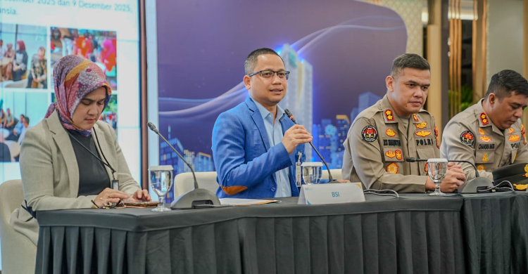 Corporate Secretary BSI Wisnu Sunandar (kedua kiri) saat Press Conference Waspada Penipuan di Kantor Pusat BSI, Jakarta, Selasa (9/12/2025). (Foto: Dok. BSI) Corporate Secretary BSI Wisnu Sunandar (kedua kiri) saat Press Conference Waspada Penipuan di Kantor Pusat BSI, Jakarta, Selasa (9/12/2025). (Foto: Dok. BSI)
