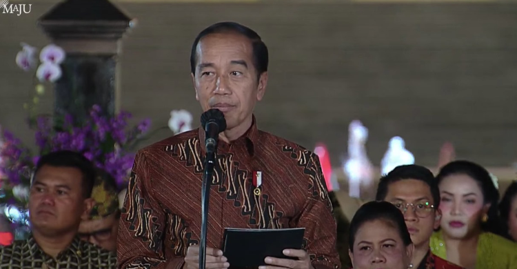 Presiden Jokowi Berharap Masyarakat Bangga Berbatik