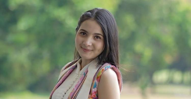 Onlaynda navbatma-navbat kamming qilayotgan osiyolik ayollar ishtirokidagi porno Porno qora tanlilar katta sik