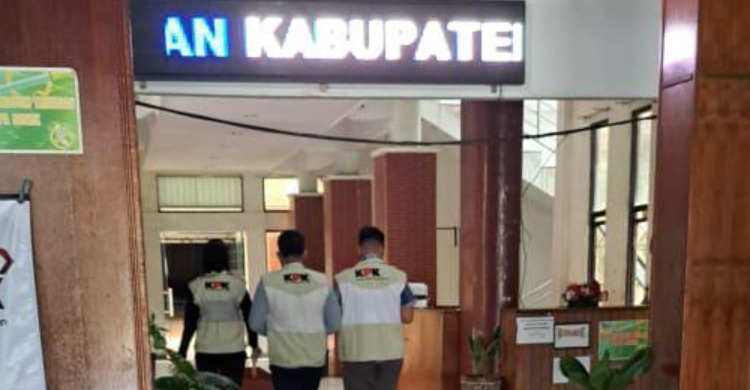 Cari Bukti Korupsi, KPK Geledah Kantor Bupati Kapuas Dan Beberapa ...