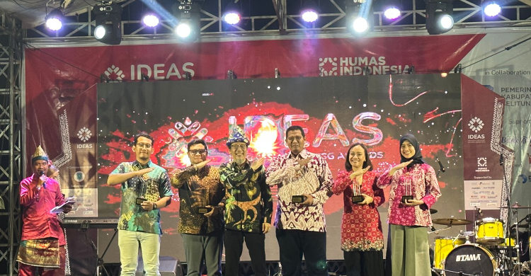 Penyerahan penghargaan Indonesia DEI  ESG Awards IDEAS di Belitung, Jumat (4/8). (Foto: Ist)