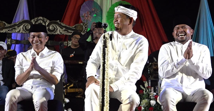 Harbiy kiyimdagi va gullardagi qizlarning fotosessiyasi