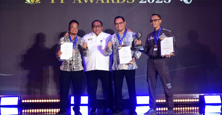 Andi Gani (kedua kiri) menyerahkan penghargaan kepada pemenang di PP Award 2023, yang digelar di Jakarta, Rabu (23/8). (Foto: Dok. PTPP)