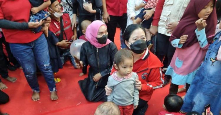 Di Gebyar Pelayanan Kesehatan PDIP Puan Ajak Anak-anak Nyanyi Hingga ...