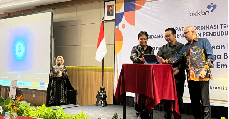 Kepala BKKBN Dr. (H.C) dr. Hasto Wardoyo (tengah) membuka Rakornis Bidang Pengendalian Penduduk Tahun 2024, di Hotel Santika, Belitung, Bangka Belitung, Selasa malam (20/2). (Foto: Dok. BKKBN)