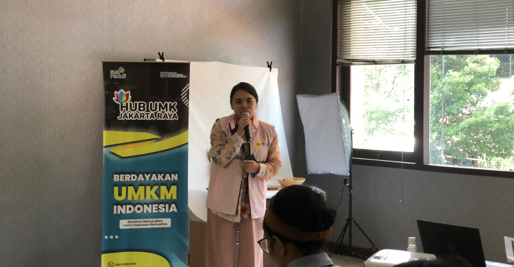 Ketua Srikandi PLN Unit Induk Distribusi Jakarta Raya, Meyrina Paulina Turambi  dalam kesempatannya di Seminar International Womens Day di hadapan pegiat UMK perempuan. (Foto: Dok. PLN)