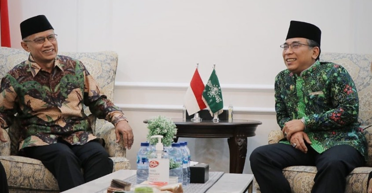 Ketua Umum Muhammadiyah Prof Haedar Nashir (kiri) bersama Ketua Umum PBNU KH Yahya Cholil Staquf, saat bertemu di PBNU, Jakarta, Kamis (25/5). (Foto: Instagram Haedar)