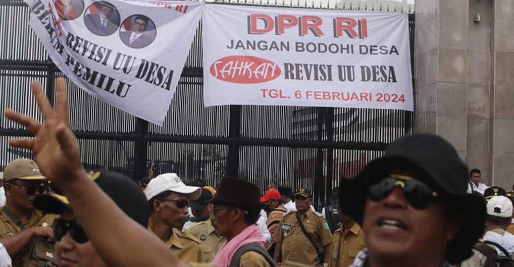 Ribuan perangkat desa dari berbagai organisasi melakukan aksi unjuk rasa di depan gedung DPR/MPR, Jakarta, Rabu 31/1/2024. Dalam aksinya mereka mendesak DPR segera mengesahkan mengesahkan revisi UU Desa tentang Desa sebelum Pemilu. FOTO: Ng Putu Wahyu Rama/RM