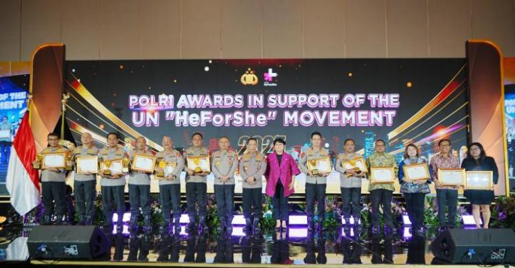 Kapolri Jenderal Listyo Sigit Prabowo berfoto bersama dengan penerima penghargaan di acara Polri Award In Support for UN Women HeForShe Movement 2025 di Jakarta. (Dok. Polri)