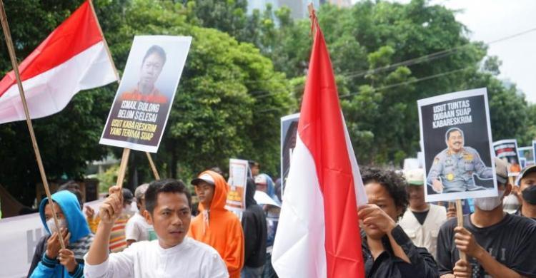 Geruduk Gedung Merah Putih, Massa Aksi Desak KPK Tak Pandang Bulu ...