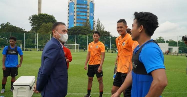 Hadir Di Tempat Latihan, Ketum PSSI Semangati Timnas Indonesia