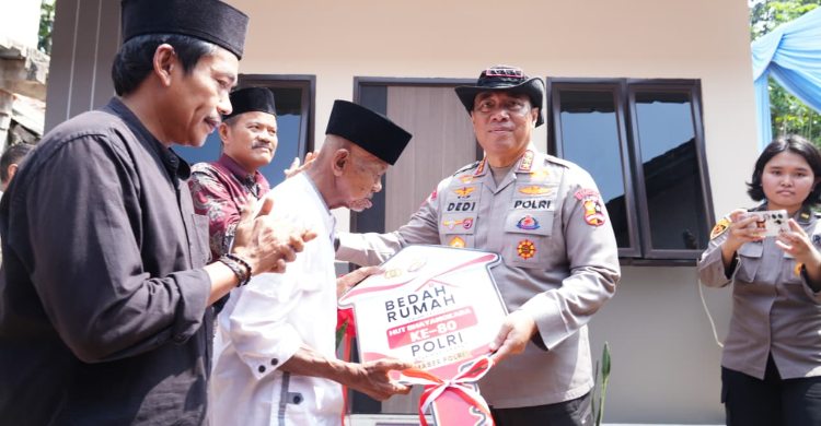 Hari Bhayangkara ke-80, Polri Bedah 80 Rumah, Bapak Usin Kini Punya ...