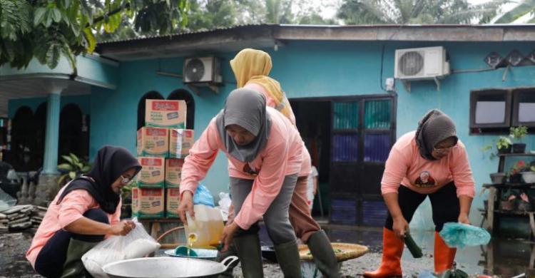 Hari Kedua Dapur Umum Mak Ganjar Bagikan Ratusan Paket Makanan Bagi