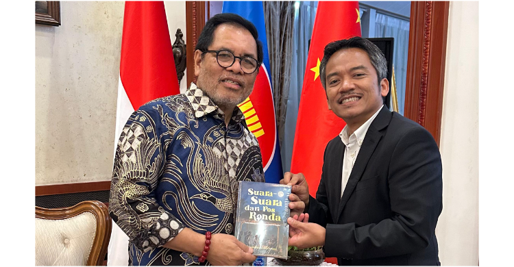 Keksa ayollar mushtlashni yaxshi koradilar Transseksuallar bir-birining ogziga kiruvchi onlayn porno