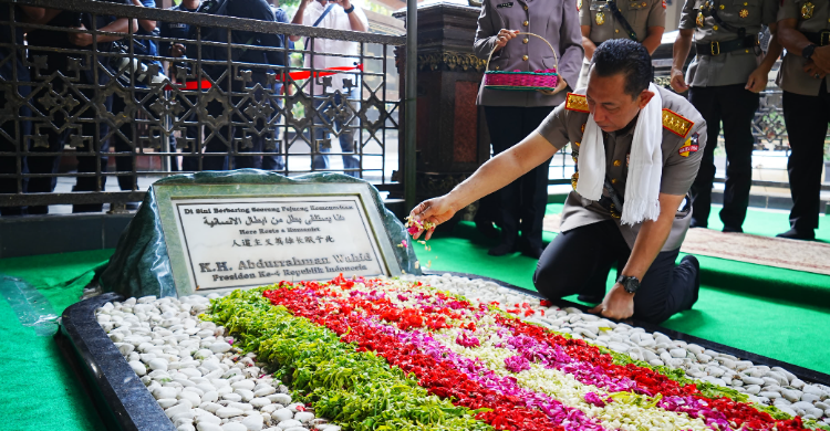 Kapolri Jenderal Listyo Sigit Prabowo berziarah ke makam Presiden ke-4 RI KH Abdurrahman Wahid (Gus Dur) di Tebuireng, Jombang, Jawa Timur, Sabtu (20/6/2026). Dok. Polri Kapolri Jenderal Listyo Sigit Prabowo berziarah ke makam Presiden ke-4 RI KH Abdurrahman Wahid (Gus Dur) di Tebuireng, Jombang, Jawa Timur, Sabtu (20/6/2026). Dok. Polri