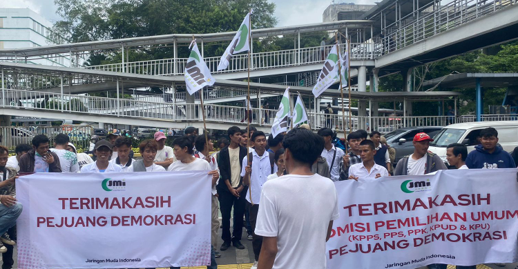 Jaringan Muda Indonesia (JMI) DKI Jakarta) menggelar aksi simpatik di depan Kantor Komisi Pemilihan Umum (KPU) DKI Jakarta, Senin (26/2/2024). Foto: Istimewa