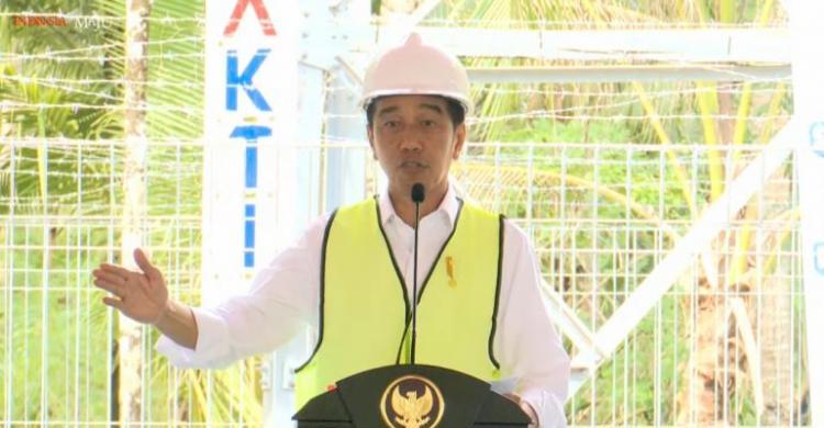 Presiden Jokowi saat membuka peresmian pengoperasian sinyal BTS 4G Bakti Kominfo, serta integrasi satelit Satria-1 di Kabupaten Talaud, Sulawesi Utara, Kamis (28/12/2023). (Foto: YouTube)