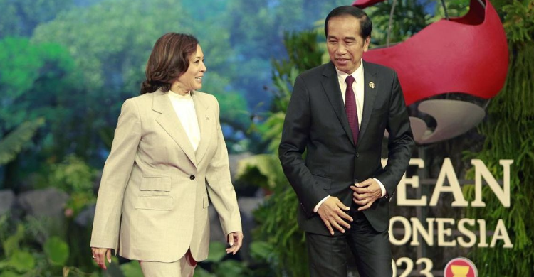 Wakil Presiden Amerika Serikat Kamala Harris bersama Presiden Jokowi. (Foto: Media Center KTT ASEAN)