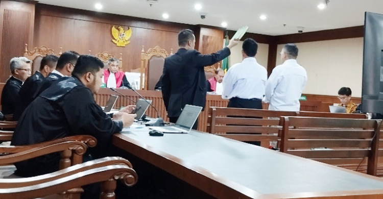 Terdakwa pemilik PT Adonara Propertindo Rudi Hartono pakai topi dan Direktur PT Adonara Propertindo Tommy Adrian di Pengadilan Tipikor Jakarta Pusat. (Foto: Istimewa)