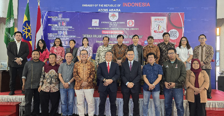Dubes Al Busyra Basnur (tengah depan) di acara peluncuran dan diskusi buku berjudul Afrika Dalam Pandangan Pemuda Indonesia yang digelar secara hybrid Minggu (26/5/2024) .(Foto: KBRI Addis Ababa)