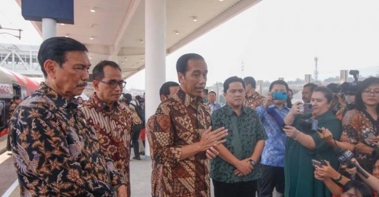 Kereta Cepat Whoosh Resmi Beroperasi Jokowi Cetak Sejarah