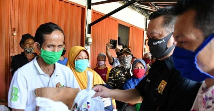 Ketua MPR Bagikan Paket Sembako untuk Pemulung