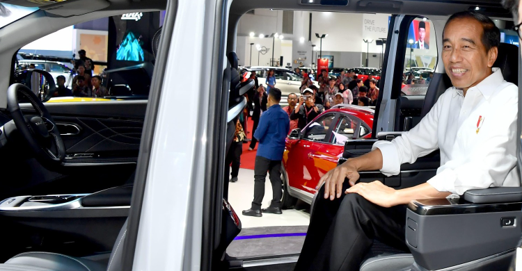 Presiden Jokowi membuka Indonesia International Motor Show (IIMS) 2024, di JIExpo, Kemayoran, Jakarta, Kamis (15/2/2024). (Foto: Setpres)