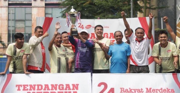 Penyerahan Piala Tendangan Merdeka Fun Football Rakyat Merdeka, di BRILiaN Stadium, Jakarta, Sabtu (12/8). (Foto: Tedy O Kroen/RM)