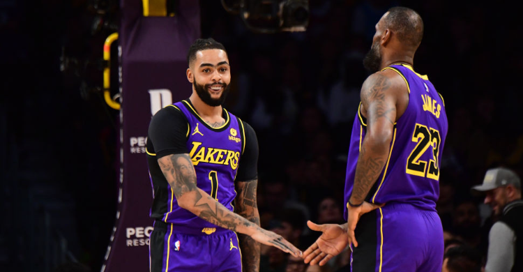 Pemain Los Angeles Lakers D’Angelo Russell dan LeBron James. (Foto: Getty Images)